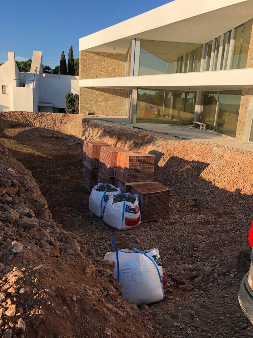 EXCAVACIÓN preparación para construcción de piscina Tarragona